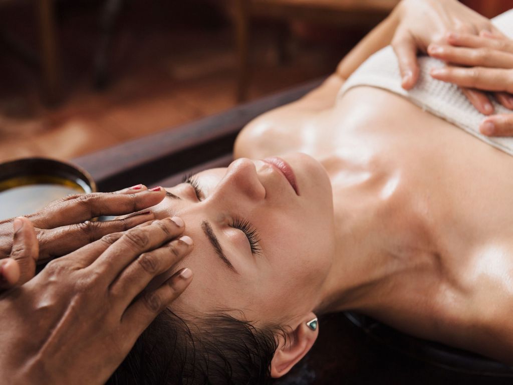 The art of Ayurvedic massage therapy, the advantages of sesame oil and plants